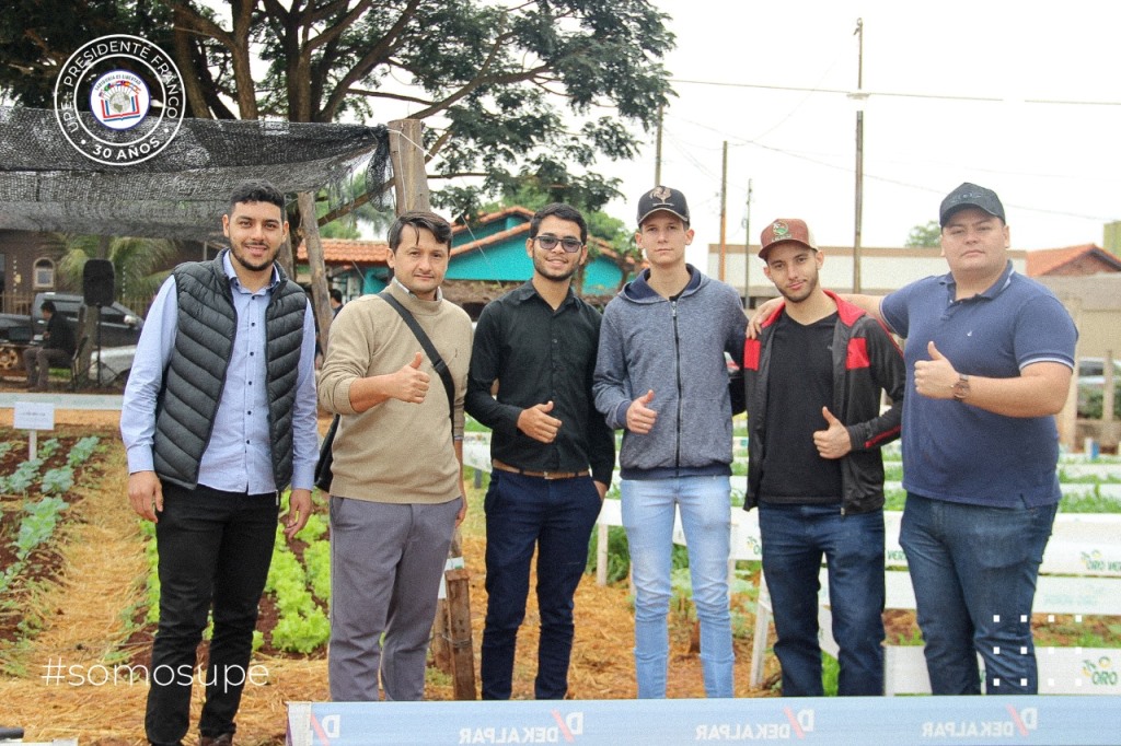 Alumnos realizan jornada de presentación de trabajo en campo experimenta